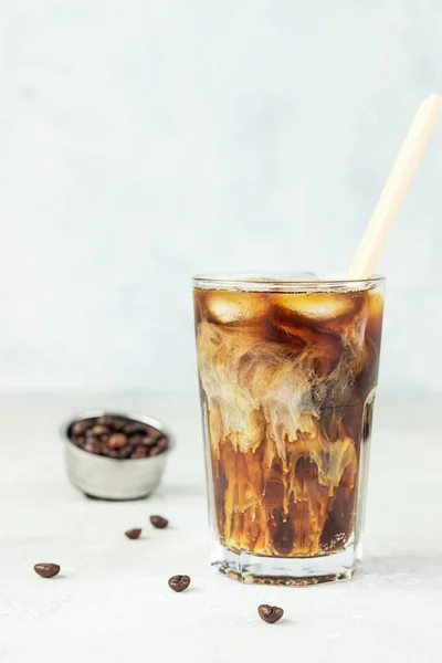 Eiskaffee Mit Milch Einem Hohen Glas Mit Gerösteten Kaffeebohnen Auf — Stockfoto