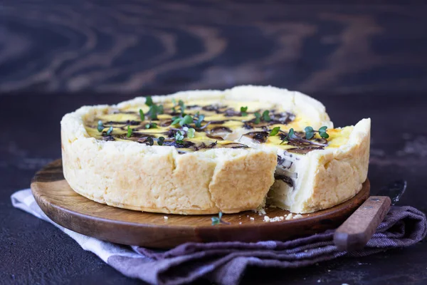 Savory Tart Pie Quiche 치즈를 배경을 가지고 제과점에서 열리는 제과점 — 스톡 사진