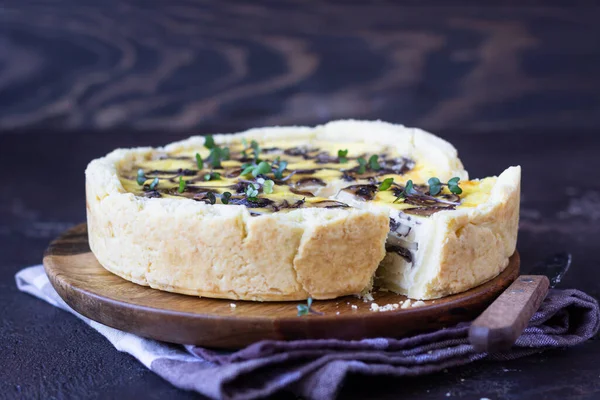 Tarta Salada Tarta Quiche Con Champiñones Queso Sobre Plato Madera —  Fotos de Stock