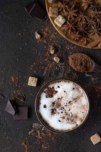Warme Chocolademelk Warme Cacao Met Anijsster Kaneelstokjes Donkere Achtergrond Selectieve — Stockfoto