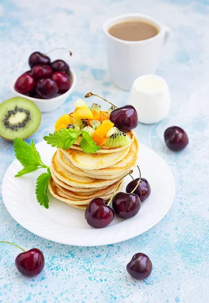 Desayuno Con Una Taza Café Una Pila Panqueques Americanos Clásicos — Foto de Stock