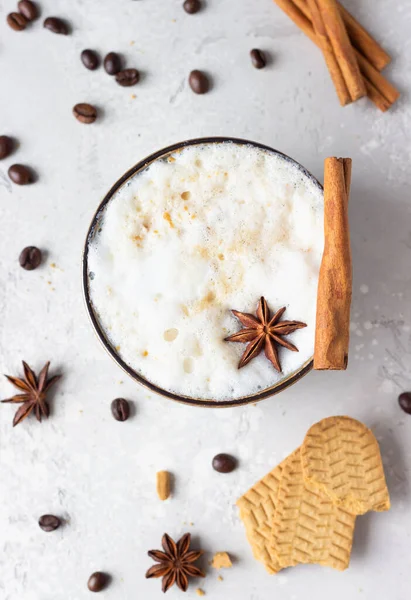 Kopje Zwarte Koffie Cappuccino Met Melkschuim Versierd Met Anijsster Kaneelstokje — Stockfoto