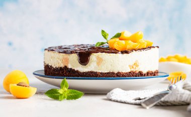 Kremalı pasta ya da kayısı kaplı fırında peynirli kek, kayısı, kayısı ve açık arkaplanda nane şekeri..