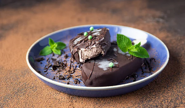 Морозиво Покрите Шоколадом Ятою Синій Керамічній Тарілці Темний Фон — стокове фото