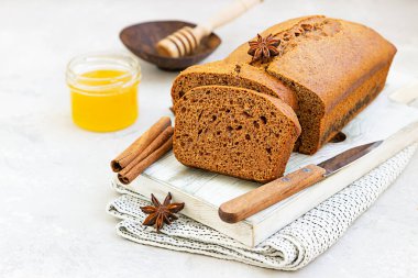 Tarçınlı baharatlı ballı pasta ve açık gri beton arka planda anason yıldızı. Rosh Hashanah için ballı kek..