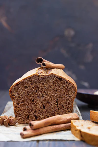 Γλυκό Ψωμί Και Κέικ Μελιού Κανέλα Και Γλυκάνισο Ξύλινο Φόντο — Φωτογραφία Αρχείου