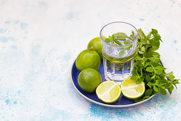 Glass Water Whole Half Limes Mint Blue Ceramic Plate Blue — Stock Photo, Image