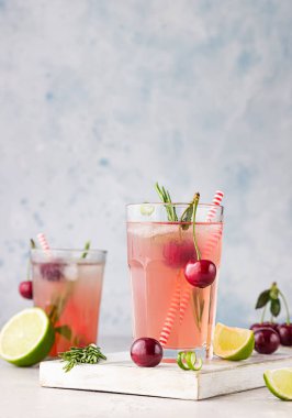 Kirazlı, limonlu ve biberiyeli soğuk pembe alkolsüz kokteyl..