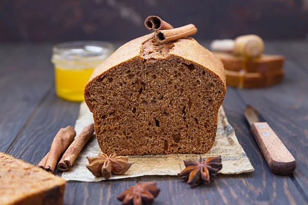Γλυκό Ψωμί Και Κέικ Μελιού Κανέλα Και Γλυκάνισο Ξύλινο Φόντο — Φωτογραφία Αρχείου