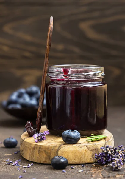 Стеклянная Банка Ложка Вкуснейшим Черничным Джемом Свежими Ягодами Лавандой Розмарином — стоковое фото