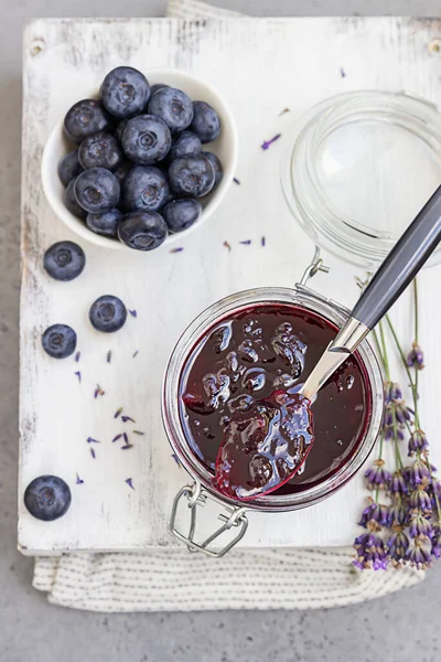 Engarrafamento Caseiro Mirtilo Com Mirtilos Frescos Lavanda Marmelada Colher Jarra — Fotografia de Stock