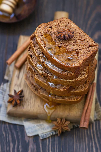 Torta Pan Zenzero Miele Con Cannella Anice Fondo Legno Scuro — Foto Stock