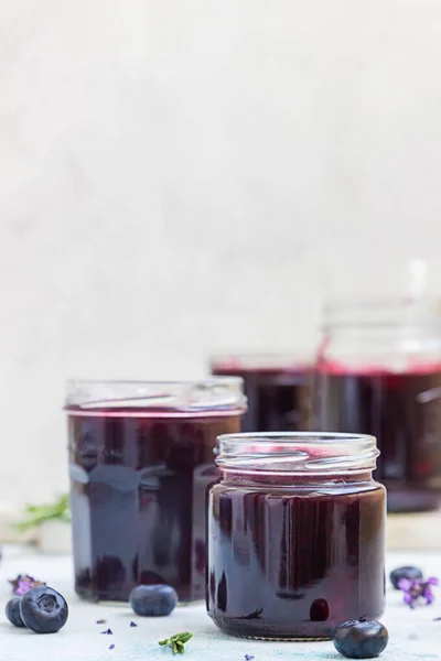 Frische Hausgemachte Blaubeere Lavendel Und Rosmarinmarmelade Glasgefäßen Auf Hellblauem Betonhintergrund — Stockfoto