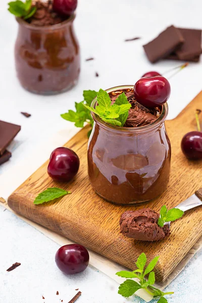 Mousse Chocolate Com Hortelã Cereja Doce Copos Porção Placa Corte — Fotografia de Stock