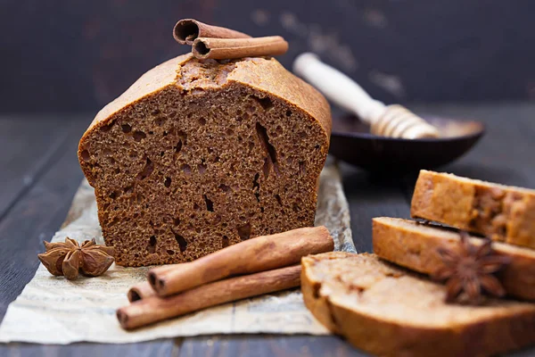 Γλυκό Ψωμί Και Κέικ Μελιού Κανέλα Και Γλυκάνισο Παλιό Ξύλινο — Φωτογραφία Αρχείου