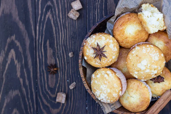 Βανίλια Κανέλα Crumble Muffins Γέμιση Καρύδας Μπαχαρικά Και Ένα Ποτήρι — Φωτογραφία Αρχείου