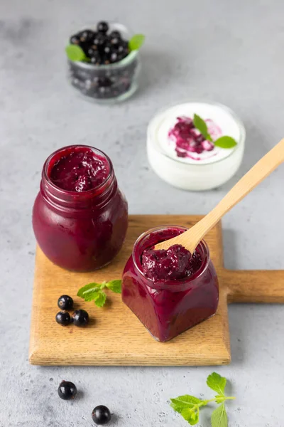 Glas Mit Köstlichem Hausgemachtem Quark Aus Schwarzen Johannisbeeren Pudding Oder — Stockfoto