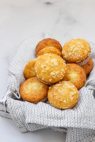 Muffins Baunilha Saborosos Recém Assados Muffins Com Cobertura Crumble Fundo — Fotografia de Stock