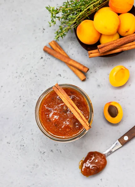 玻璃罐子里的自制有机杏仁果酱 成熟的杏仁 肉桂和百里香 灰色混凝土背景 顶部视图 — 图库照片