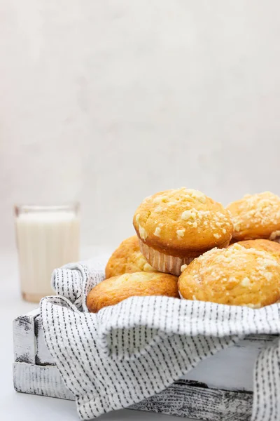 Vanille Muffins Muffins Met Streusel Papieren Kopjes Met Een Glas — Stockfoto
