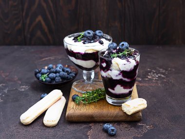 Maskarpone ya da ricotta peynirinden, yaban mersinli ve bisküvili koyu betondan yapılmış bir tatlı. Fırında cheesecake ya da tiramisu yok..