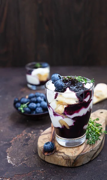 Dessert Aus Mascarpone Oder Ricotta Blaubeeren Und Keksen Glas Auf — Stockfoto