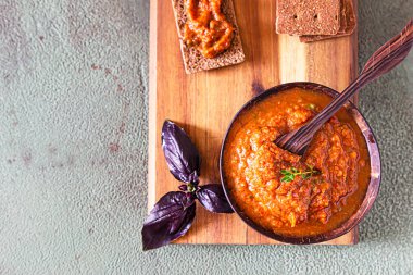 Ev yapımı patlıcanlı çok tahıllı krakerler ya da ahşap bir kasede kabak havyarı, yeşil beton arka plan. Sonbahar ev yapımı korunmuş sebzeler.