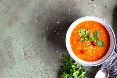 Ev yapımı kalın mercimek ve sebzeli kırmızı fasulye çorbası otlarla süslenmiş. Formda ve sağlıklı, vejetaryen ve vejetaryen yemeği. Seçici odak.