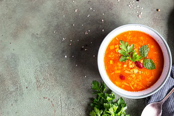 Ev yapımı kalın mercimek ve sebzeli kırmızı fasulye çorbası otlarla süslenmiş. Formda ve sağlıklı, vejetaryen ve vejetaryen yemeği. Seçici odak.