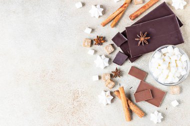 Koyu ve sütlü çikolata parçaları, baharatlar, esmer şeker, krema ve marşmelov. Tatlı yemek fotoğraf konsepti.