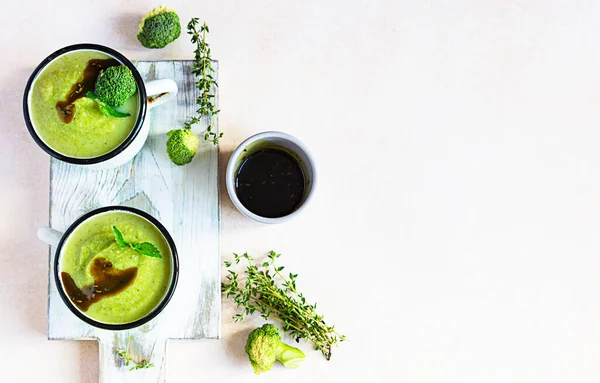 Duas Canecas Esmalte Com Sopa Brócolis Vegan Saudável Com Óleo — Fotografia de Stock