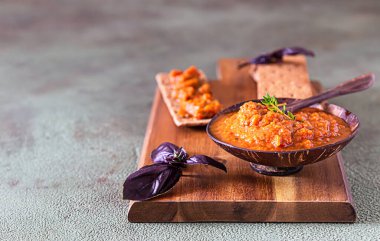 Ev yapımı patlıcan kraker ya da ahşap bir kasede kabak havyarı, yeşil arka plan. Sonbahar ev yapımı korunmuş sebzeler.