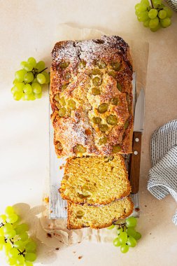 Köfteli ekmek, üzüm, kekik ve beyaz tahta üzerine pudra şekeri, açık beton arka plan. Seçici odak.