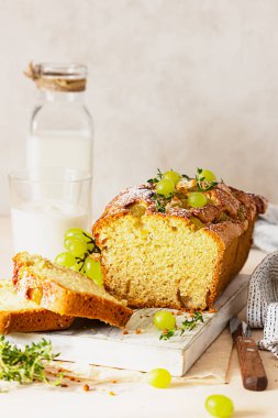 Köfteli ekmek, üzüm, kekik ve beyaz tahta üzerine pudra şekeri, açık beton arka plan. Seçici odak.