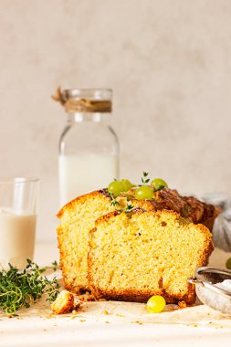 Lezzetli ev yapımı üzümlü kek kekik ve kağıt üzerinde şeker tozu. Hafif arkaplan.