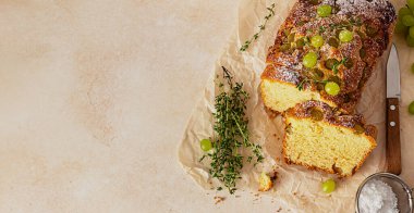 Lezzetli ev yapımı üzümlü kek kekik ve kağıt üzerinde şeker tozu. Işık taşı arkaplanı.