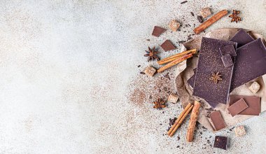 Koyu ve sütlü çikolata parçaları, baharatlar, esmer şeker, krema ve marşmelov. Tatlı yemek fotoğraf konsepti.