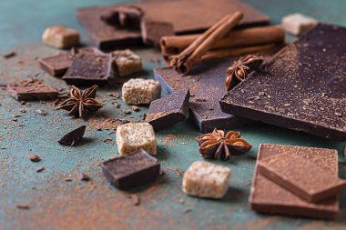 Koyu ve sütlü çikolata parçaları, baharatlar, esmer şeker, krema ve lokum. Tatlı yemek fotoğraf konsepti.