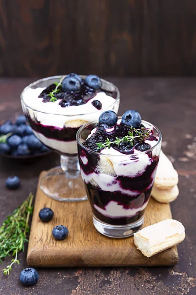 Maskarpone ya da ricotta peyniri, yaban mersini ve bisküvinin koyu arkaplanlı tatlısı. Fırında cheesecake ya da tiramisu yok..