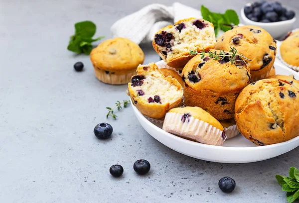 Muffins Végétaliens Sains Aux Bananes Aux Myrtilles Dans Bol Céramique — Photo