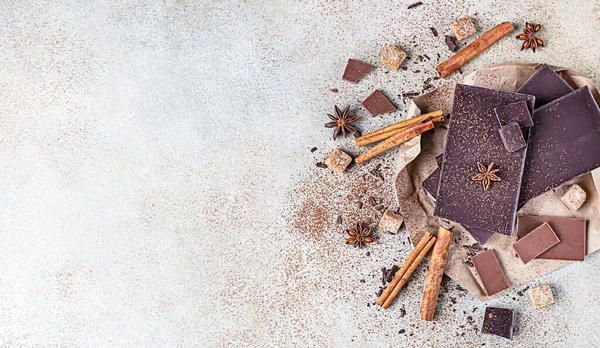 Koyu ve sütlü çikolata parçaları, baharatlar, esmer şeker, krema ve marşmelov. Tatlı yemek fotoğraf konsepti.