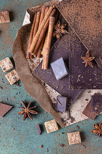 Koyu ve sütlü çikolata parçaları, baharatlar, esmer şeker, krema ve marşmelov. Tatlı yemek fotoğraf konsepti.