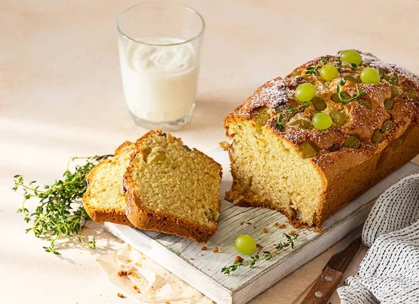 Köfteli ekmek, üzüm, kekik ve beyaz tahta üzerine pudra şekeri, açık beton arka plan. Seçici odak.
