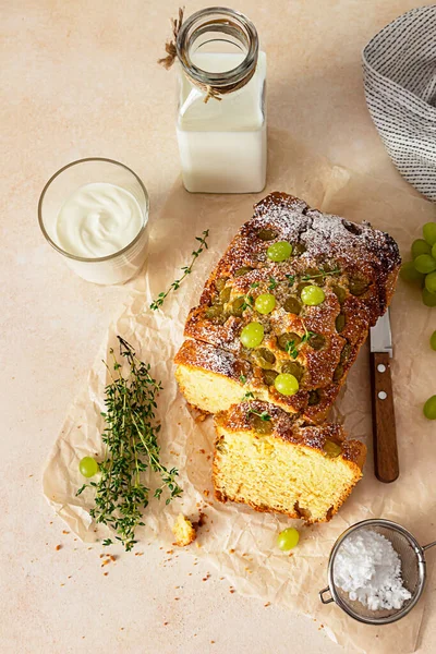 Lezzetli ev yapımı üzümlü kek kekik ve kağıt üzerinde şeker tozu. Işık taşı arkaplanı.