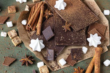 Koyu ve sütlü çikolata parçaları, baharatlar, esmer şeker, krema ve marşmelov. Tatlı yemek fotoğraf konsepti.