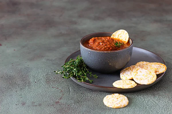 Tazón Cerámica Con Salsa Tomate Picante Chips Tortilla Tomillo Sobre —  Fotos de Stock