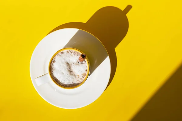 Weiße Keramiktasse Kaffee Oder Cappuccino Mit Zimtstange Auf Gelbem Hintergrund — Stockfoto