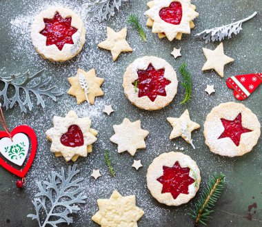 Geleneksel Linzer Noel kurabiyeleri ve yeşil taşlı ahududu reçeli. Üst Manzara. Düz yatıyordu. Şenlikli dekorasyon.
