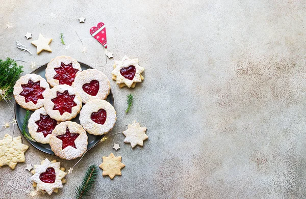 Prato Com Biscoitos Natal Ano Novo Shortcrust Com Geléia Vermelha — Fotografia de Stock