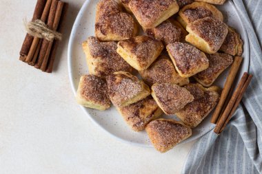 Üçgenler ya da açılar şekerli ve tarçınlı süzme peynirli kurabiyeler. Kaz ayağı kurabiyeleri. Çocuklar için fikirler tatlı, atıştırmalık.